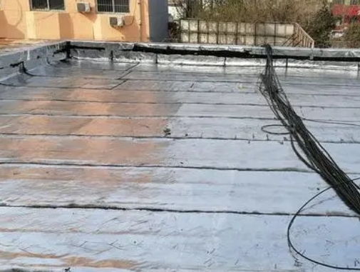 寿光卫生间漏水维修公司分享下寿光屋面楼顶防水刚性防水层施工要点。